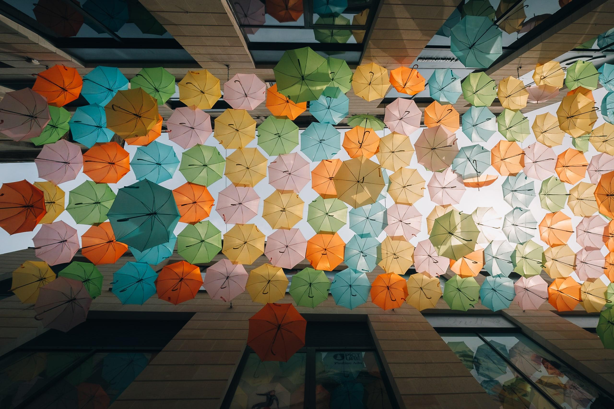 parapluie suspendus rue sainte catherine bordeaux