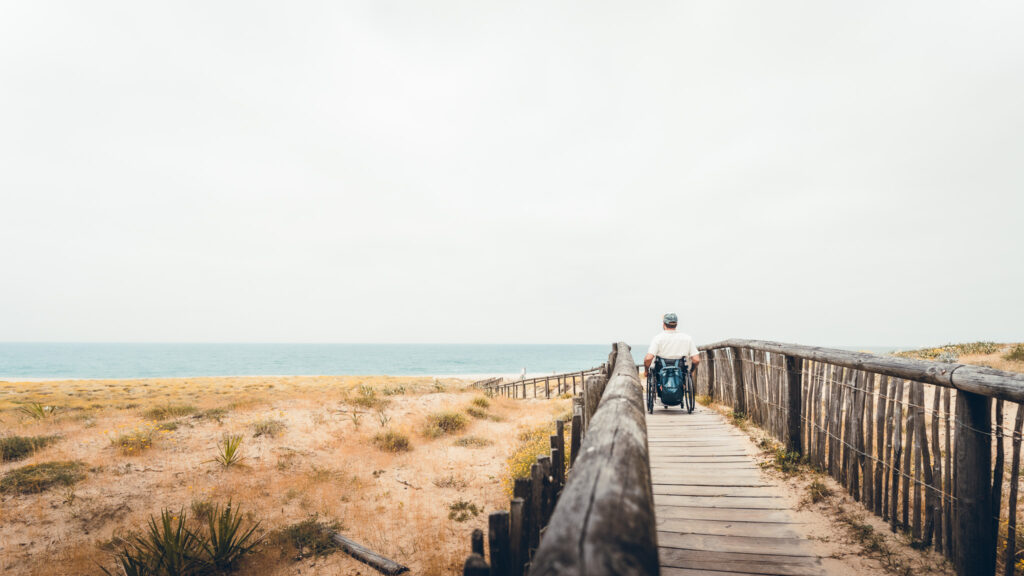 chemin adapté pour aller à la plage