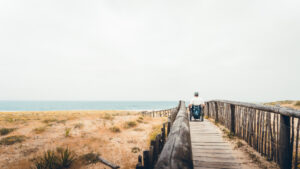 chemin adapté pour aller à la plage
